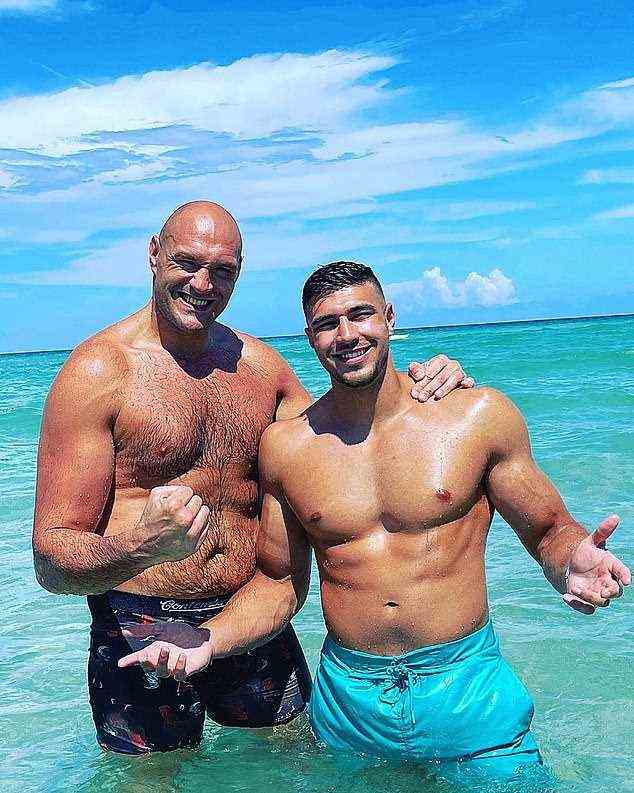 Tyson Fury (L) bereitet seinen jüngeren Bruder Tommy (R) auf den Kampf in Tampa, Florida, vor