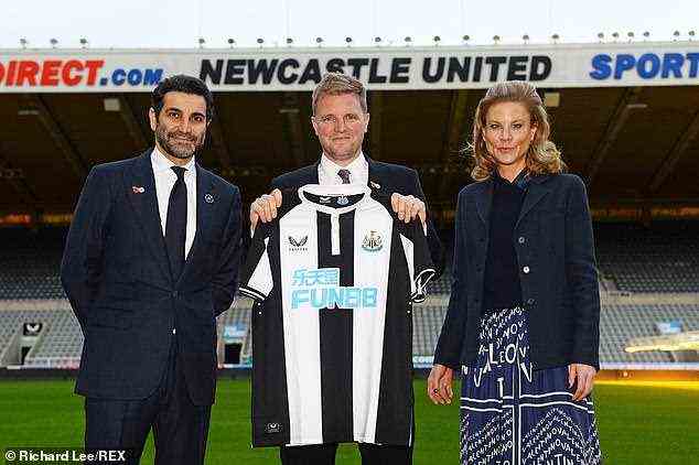 Newcastle hat in Eddie Howe (Mitte) seinen neuen Boss, ist aber jetzt auf der Suche nach neuen Spielern