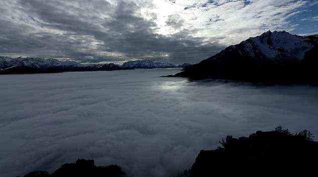 An manchen Stellen scheinen die Stratuswolken wie eine dicke Decke über dem Walliser Tal entlang der schweizerisch-italienischen Grenze