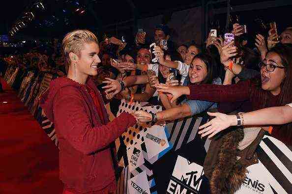 Mailand, Italien - 25. Oktober: Justin Bieber grüßt Fans bei der MTV EMA 2015 im Mediolanum Forum am 25. Oktober 2015 in Mailand, Italien.  (Foto von Jeff Kravitz/FilmMagic)
