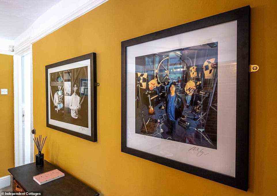 Gerahmte Fotos der Oase schmücken die Wände, eines zeigt die Gallagher-Brüder mitten in einer Aufnahmesession
