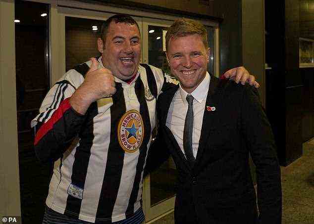 Howe nahm sich die Zeit, um mit begeisterten Newcastle-Fans vor dem St. James' Park für Fotos zu posieren
