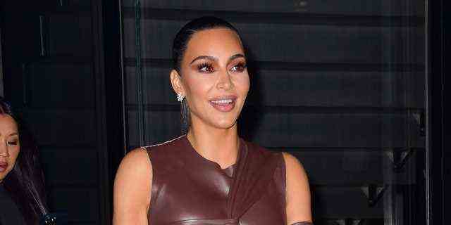Kardashian sagte, sie sei mit vorgehaltener Waffe gefesselt und in einem Badezimmer eingesperrt worden. 