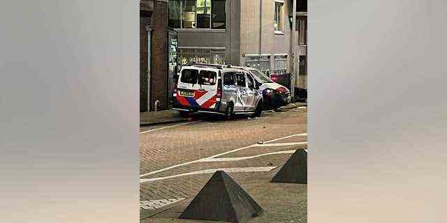 Beschädigte Polizeifahrzeuge werden als gewalttätige Proteste gegen COVID-19-Maßnahmen in Rotterdam angesehen.