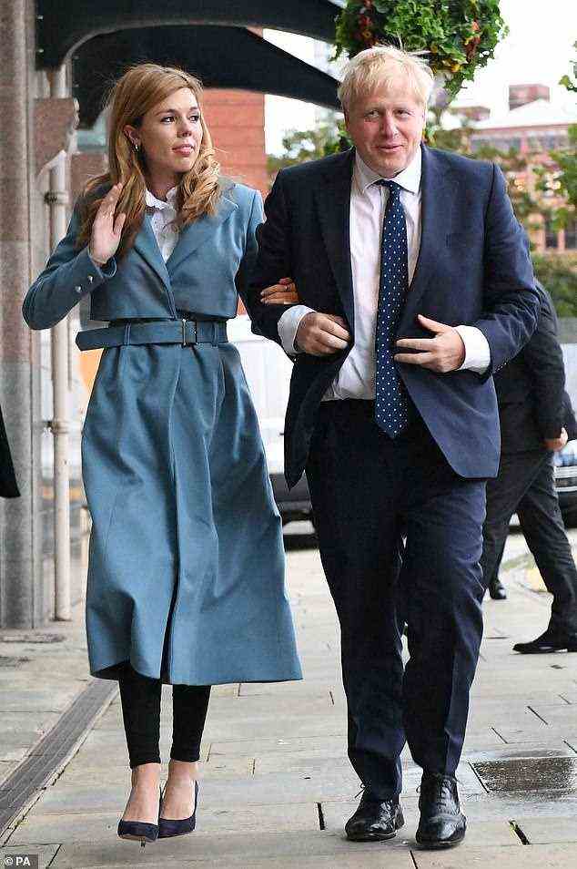 Premierminister Boris Johnson kommt in Begleitung seiner jetzigen Ehefrau Carrie Symonds vor dem Parteitag der Konservativen Partei in Manchester im Jahr 2019