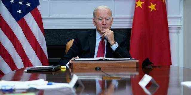 Präsident Joe Biden hört zu, als er sich am Montag, den 15. November 2021, virtuell mit dem chinesischen Präsidenten Xi Jinping aus dem Roosevelt Room des Weißen Hauses in Washington trifft.