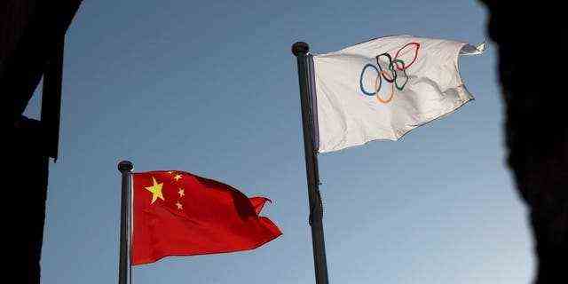 Die chinesischen und olympischen Flaggen wehen am Hauptsitz des Pekinger Organisationskomitees für die Olympischen und Paralympischen Winterspiele 2022 in Peking, China, 12. November 2021.