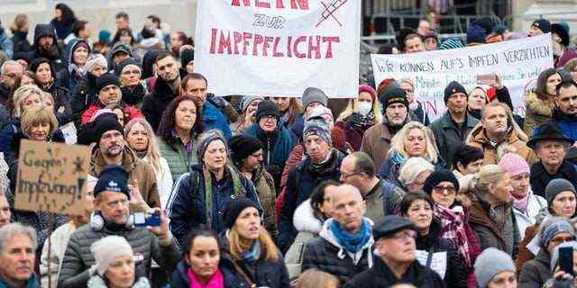 Ein Demonstrant hält während einer Anti-Impf-Protest am Ballhausplatz in Wien am 14. November 2021 ein Plakat mit der Aufschrift „Nein zur Impfpflicht“ hoch. (Foto von GEORG HOCHMUTH/APA/AFP über Getty Images)