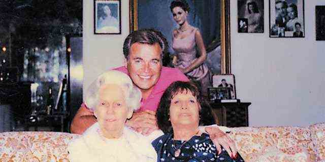 "In der Wohnung meiner Mutter in Los Angeles, mit RJ und seiner Mutter, 'Chat' Wagner," schrieb Lana Wood.