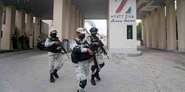 Gäste versammeln sich in einer Hotellobby nach einer Schießerei am 4. November im Hyatt Ziva Riviera Cancun Resort in Cancun, Quintana Roo.