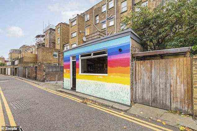 Dieses 395.000 Pfund teure Studio im Stewarts Grove der Hauptstadt in Chelsea hat ein farbenfrohes Äußeres