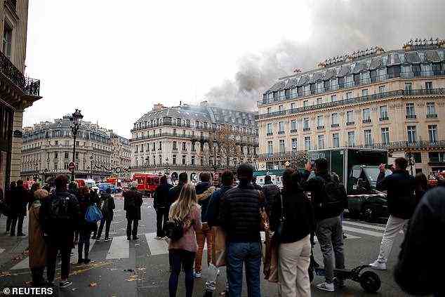 Im Zentrum von Paris wurden Rauchwolken gesehen, als das Feuer von Feuerwehrleuten gelöscht wurde