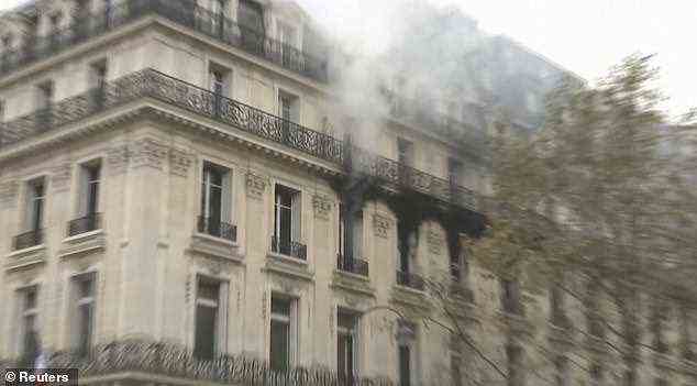 Rauchwolken steigen aus dem großen Gebäude in der Nähe des Place de L'Opera . auf