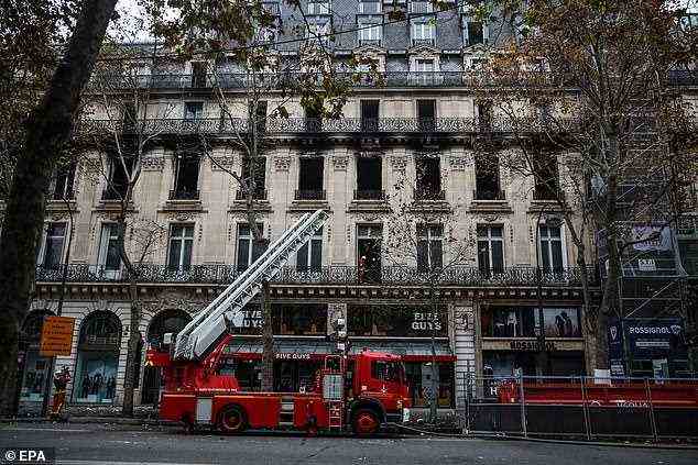 Feuerwehrautos und eine Leiter sind zu sehen, wo das Feuer in der Nähe des Place de L'Opera . ausgebrochen ist