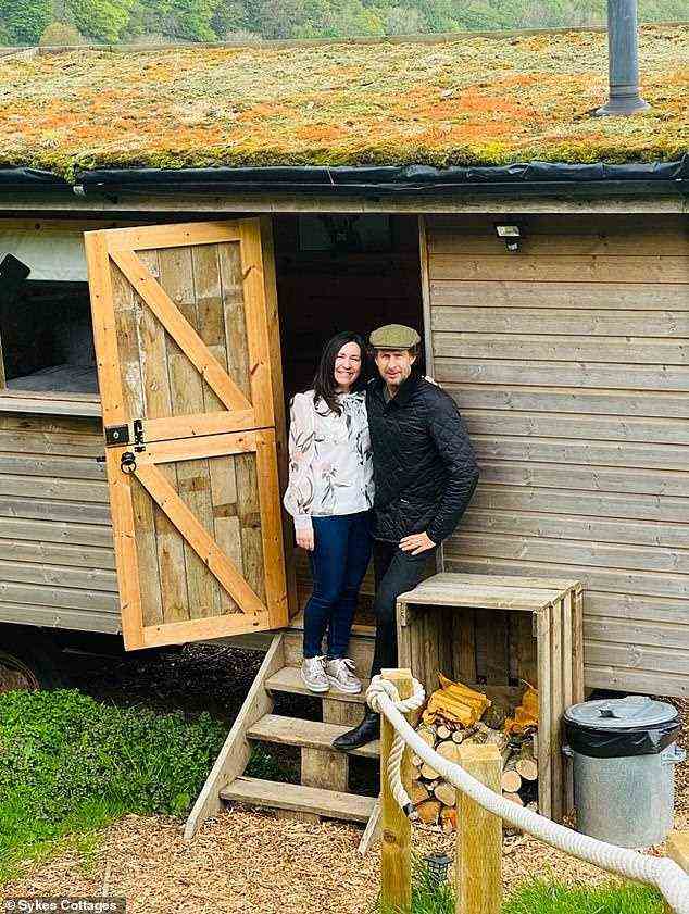Ashley Tyler und seine Frau Nicole haben auf ihrer Farm eine Hirtenhütte gebaut, um sie während der Sperrung herauszulassen