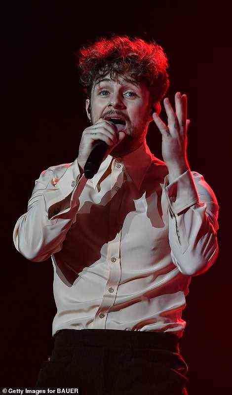 Umziehen: Little Bit Of Love-Sänger Tom hatte einen Outfitwechsel, als er in einem enganliegenden Hemd und einer braunen Hose auf die Bühne ging