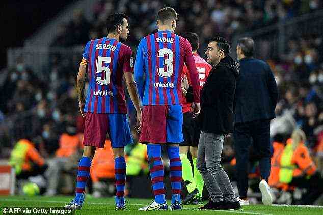 Der neue Barca-Trainer spricht während des LaLiga-Spiels am Sonntag mit Gerard Pique und Sergio Busquets
