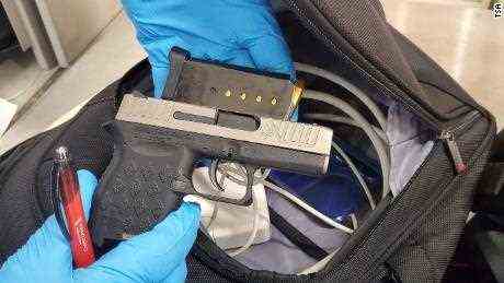 "Riesiges Problem": Passagiere bringen eine Rekordzahl von Waffen zum Flughafen, sagt TSA