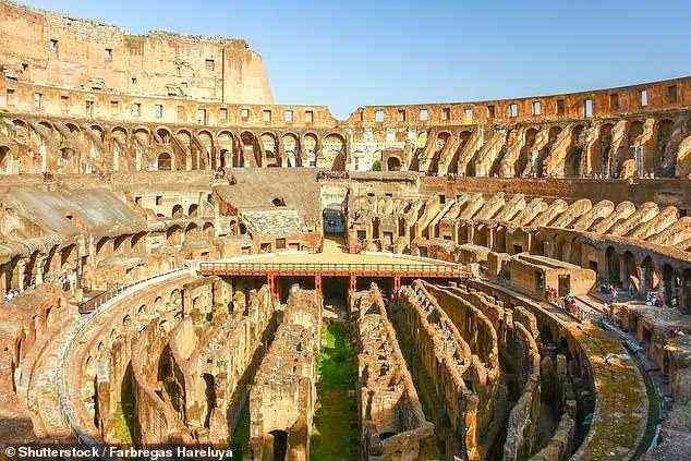 Im Jahr 2014 wurde ein russischer Tourist mit einer Geldstrafe von 22.600 US-Dollar belegt, weil er den Buchstaben K in die Wände des Kolosseums geritzt hatte, was nach italienischem Recht ein Verbrechen ist