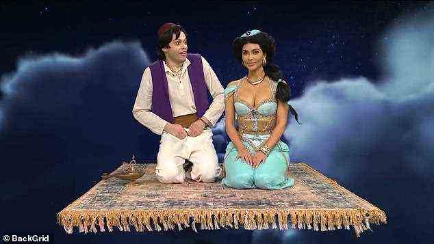 Wo alles begann: Gerüchte über eine mögliche Romanze wurden zum ersten Mal entfacht, als sich die beiden während eines SNL-Sketches Anfang Oktober küssten, als sie Prinzessin Jasmin spielte und er Aladdin porträtierte