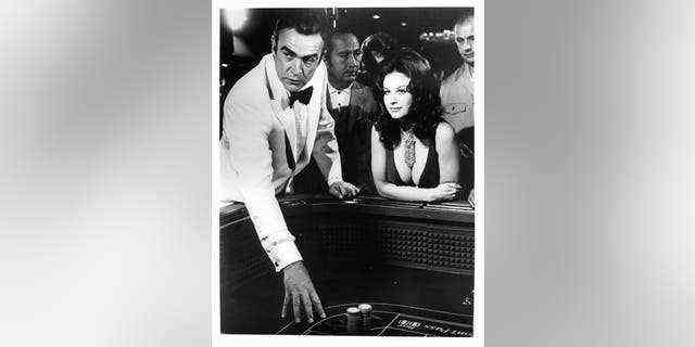 Sean Connery und Lana Wood am Spieltisch in einer Szene aus dem Film 