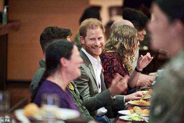 Im Bild: Das Paar aß mit den Soldaten zu Mittag, wobei der Veteran Prinz Harry strahlte, als er Geschichten über ein Jahrzehnt in der britischen Armee erzählte, darunter zwei Touren durch Afghanistan