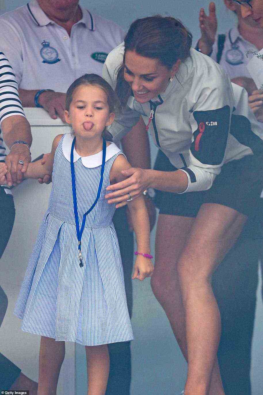 Das fünfjährige mittlere Kind der Cambridges, Charlotte, ist bekannt für ihren selbstbewussten, temperamentvollen Charakter (hier mit der Herzogin von Cambridge im Jahr 2019 abgebildet).