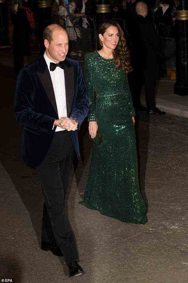 Prinz William und Kate Middleton, beide 39, werden ihre Kinder wahrscheinlich nicht verwöhnen und werden dafür sorgen, dass sie es wie „normal“ haben;  ein Weihnachten wie möglich (abgebildet bei der Royal Variety Performance in der Royal Albert Hall in London am 18. November)