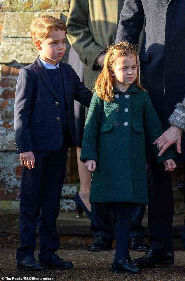 Es ist möglich, dass Prinz George, Prinzessin Charlotte, die beide abgebildet sind, und ihr jüngerer Bruder Prinz Louis ein Weihnachten in der Anmer Hall, eines in Sandringham und eines in Berkshire mit den Middletons haben (abgebildet am Weihnachtstag 2019 in Sandringham).