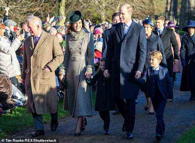 Die königliche Familie verwöhnt Kinder nicht mit Geschenken und hat normalerweise jeweils ein Geschenk, sagte Larcombe (abgebildet am Weihnachtstag 2019 mit dem Herzog und der Herzogin von Cambridge und dem Prinzen von Wales).