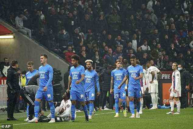 Spieler von Marseille und Lyon wurden nach nur vier Minuten Spielzeit vom Platz verwiesen