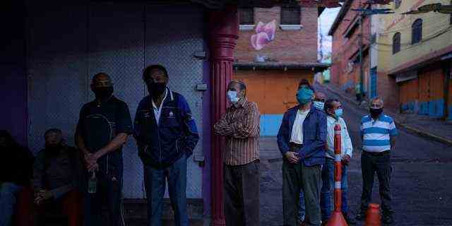 Venezolaner stellen sich während der Regionalwahlen in einem Wahllokal in Caracas, Venezuela, am Sonntag, den 21. November 2021, zur Abstimmung. Die Venezolaner gehen zu den Urnen, um Gouverneure der Bundesstaaten und andere lokale Beamte zu wählen.  (AP-Foto/Ariana Cubillos)