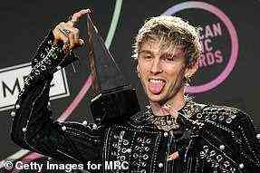 Interesting: The second award of the night was given to Machine Gun Kelly in the favorite rock artist category