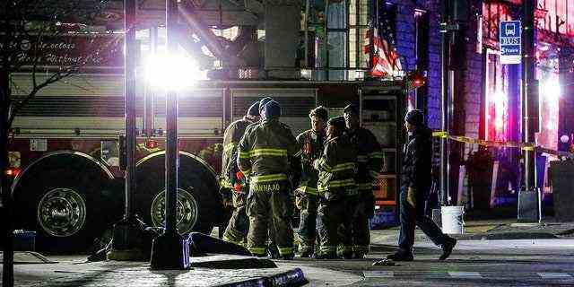 Rettungskräfte versammeln sich, nachdem ein Fahrzeug durch die Weihnachtsparade gepflügt ist und am 21. November 2021 in Waukesha, Wisconsin, mehrere Menschen verletzt wurden. (Reuters)