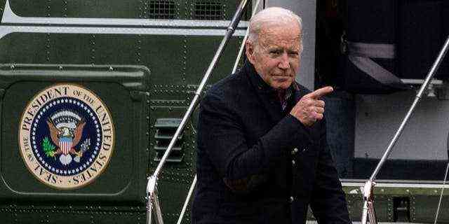 US-Präsident Joe Biden zeigt, bevor er zum Oval Office geht, nachdem er am 21. November 2021 auf dem South Lawn des Weißen Hauses in Washington, DC, von Marine One ausgestiegen ist. (Foto von ANDREW CABALLERO-REYNOLDS/AFP über Getty Images)