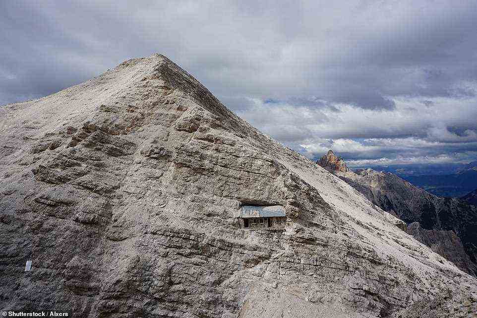Die spektakuläre Schutzhütte liegt über 2.700 m über dem Meeresspiegel und ist nur für Wanderer und Kletterer zugänglich