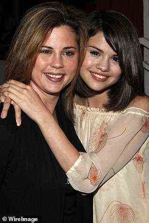 Selena (mit Mandy im Jahr 2009 gesehen) hat sich noch nicht mit den Gesundheitsproblemen ihrer Mutter befasst, noch hat Mandy verraten, ob ihre Lungenentzündungsdiagnose mit COVID-19 zusammenhängt