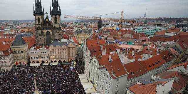 Demonstranten versammeln sich, um gegen die Beschränkungsmaßnahmen der Regierung zur Eindämmung der Ausbreitung von COVID-19 in Prag, Tschechische Republik, am Mittwoch, 17. November 2021, zu protestieren. 