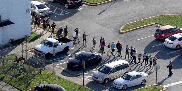 Schüler der Marjory Stoneman Douglas High School in Parkland, Florida, werden während der Schießerei im Februar von der Polizei evakuiert. 