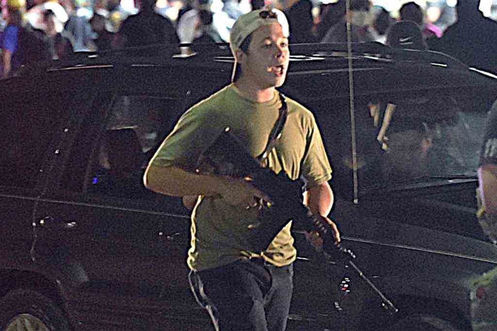 Kyle Rittenhouse trägt eine Waffe, als er die Sheridan Road in Kenosha, Wisconsin, entlang geht.