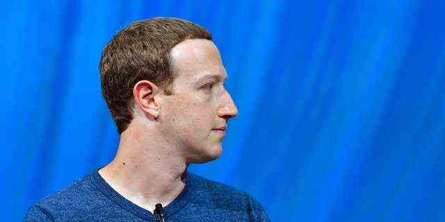 TOPSHOT - Facebooks CEO Mark Zuckerberg schaut während der Messe VivaTech (Viva Technology) in Paris am 24. Mai 2018 zu. (Foto: GERARD JULIEN / AFP)