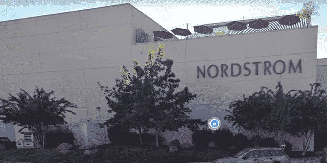Nordstrom-Standort in Walnut Creek, Kalifornien, auf den Dutzende von Plünderern am 20. November 2021 abzielten