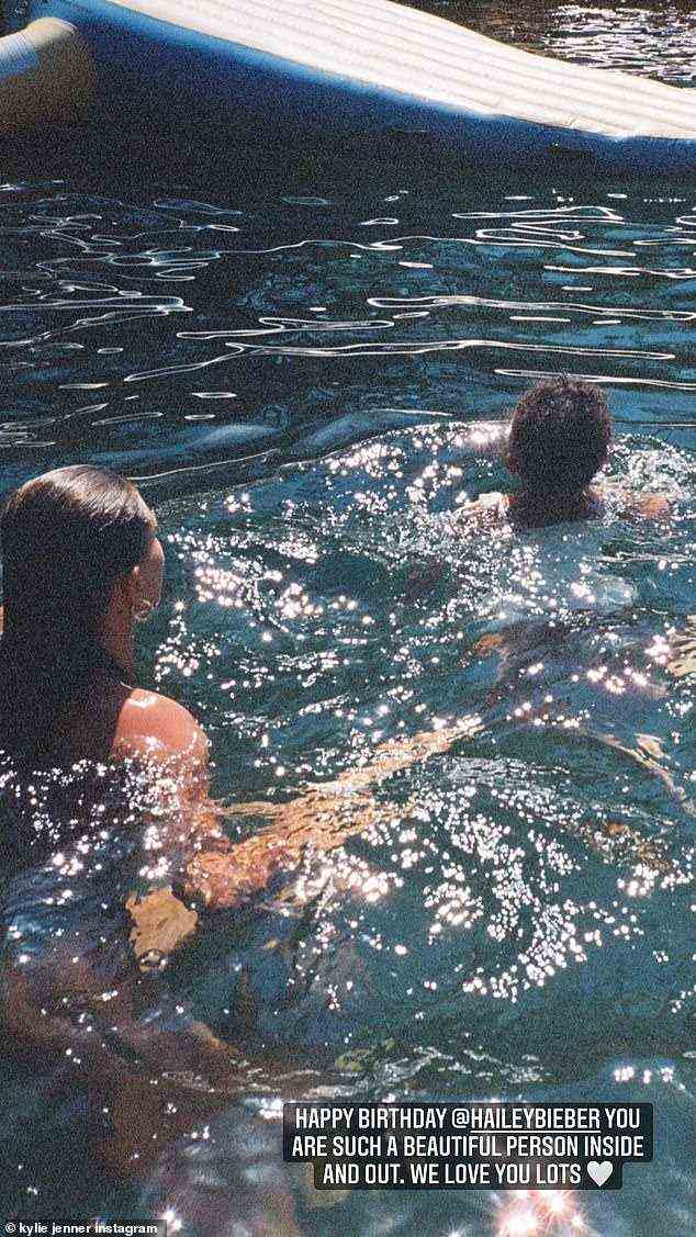 Enge Freunde: Kylie Jenner hat ein Bild von zwei Personen gepostet, die in einem Pool schwimmen, und drückte aus, dass sie und ihre Familie „dich sehr lieben“