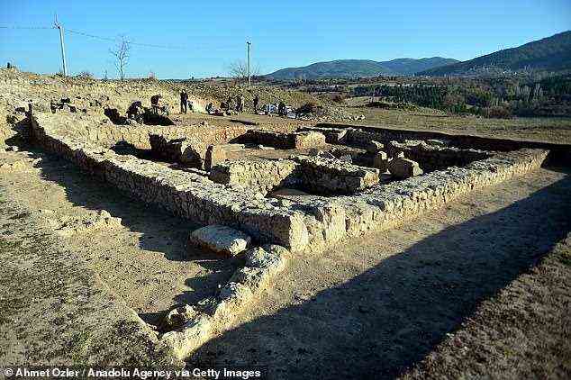 Archäologen graben seit 2003 die Stätte von Hadrianopolis aus und haben 14 Bauwerke freigelegt, darunter zwei Bäder, zwei Kirchen, ein Theater, Felsengräber, eine monumentale Nische, eine Villa und das quadratische, befestigte Gebäude (im Bild), in dem die Kavalleriemaske gefunden wurde