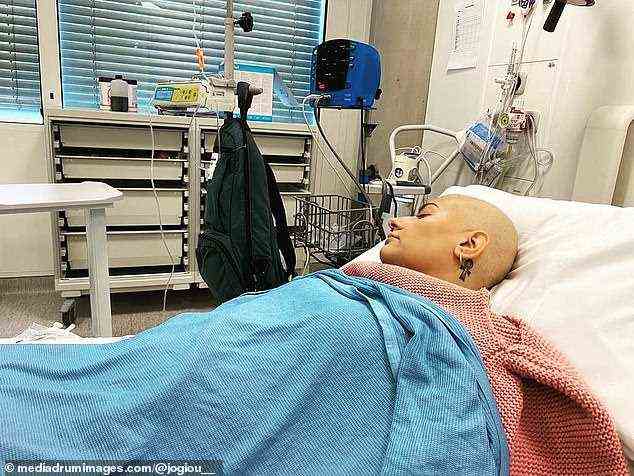 Managerin Joanna Georgiou (im Bild) hat sich vier Chemotherapie-Runden unterzogen und erwägt, ihr Bein amputieren zu lassen, während sie weiterhin gegen den aggressiven Krebs kämpft