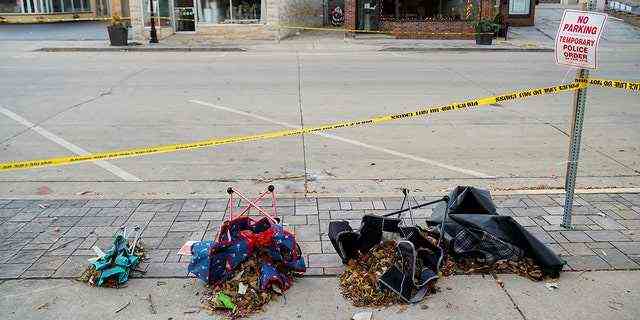 Stühle werden am Morgen auf der Main Street verlassen, nachdem ein Auto durch eine Feiertagsparade in Waukesha, Wisconsin, gepflügt war.