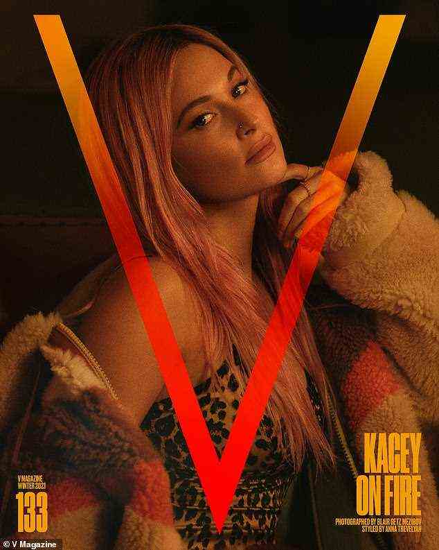 Wow: Kacey hatte zwei verschiedene Cover für die Winterausgabe V133 des V Magazine: Special Edition;  fotografiert von Blair Getz Mezibov und gestylt von Anna Trevelyan