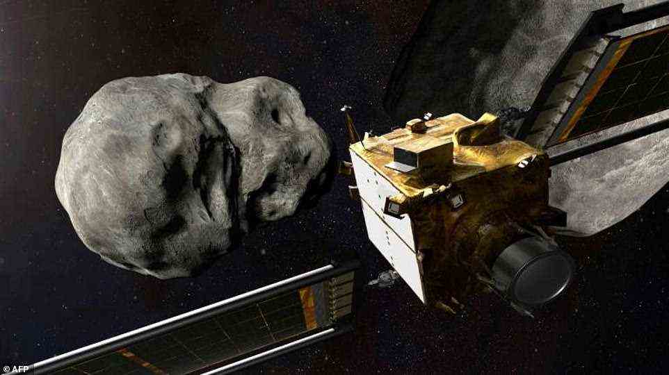 Die Illustration dieses Künstlers, die am 4. November 2021 von der NASA erhalten wurde, zeigt die DART-Raumsonde von hinten vor dem Aufprall auf das Didymos-Binärsystem.  Im Hollywood-Blockbuster von 1998 "Armageddon," Bruce Willis und Ben Affleck versuchen, die Erde vor der Zerkleinerung durch einen Asteroiden zu retten