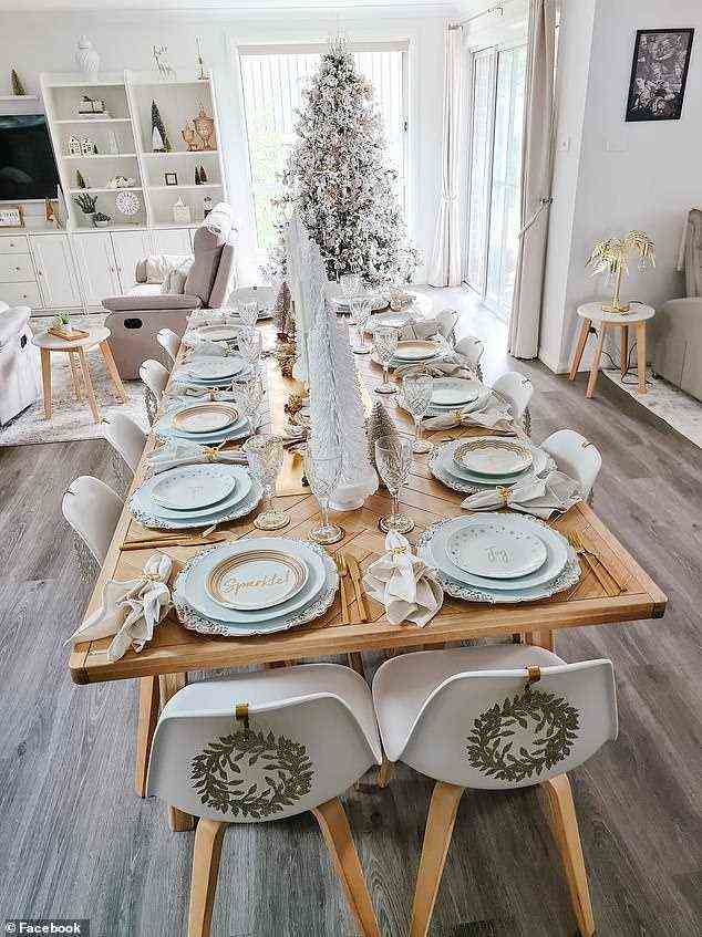 Die stilvolle Einrichtung der Mama spiegelt die klassischen Weiß- und Goldfarben von Weihnachten wider, durch Besteck, Servietten, Teller, Glaswaren und den mittleren Tischläufer