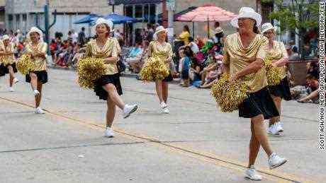Milwaukee Dancing Grannies bringen schon lange Freude an Paraden.  Jetzt trauern sie nach dem Vorfall in Wisconsin
